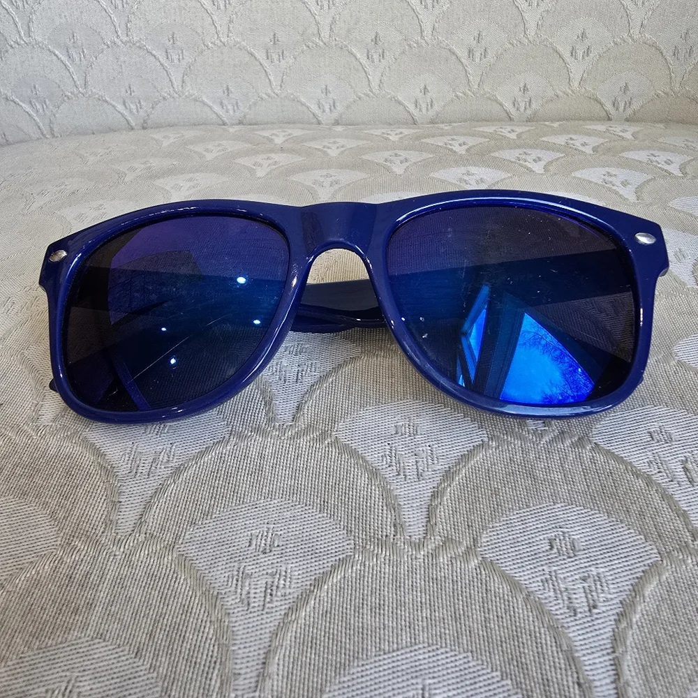 Igogs Unisex Blue Plastic Sunglasses Sun Shades Eye Protection Fashion Eyewear